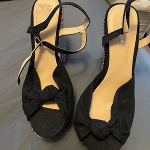 Flower print chunky heel sandals